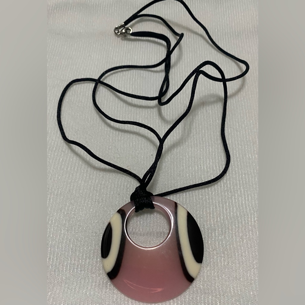 Chic Black And Cream Pendant Necklace